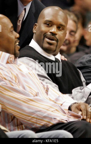 Shaquille O'Neal de Miami Heat, à droite, regarde le match Los Angeles Lakers-Charlotte Bobcats à Los Angeles le dimanche 4 décembre 2005. Photo de Francis Specker Banque D'Images