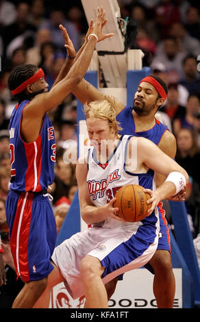 Chris Kaman des Clippers de Los Angeles, au centre, est gardé par Rasheed Wallace des pistons de Détroit, à droite, et Richard Hamilton en première mi-temps à Los Angeles le dimanche 11 décembre 2005. Photo de Francis Specker Banque D'Images