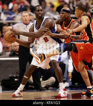 Tim Thomas, à gauche, des Los Angeles Clippers, est associé par Al Harringgton, au centre des Golden State Warriors, et Monta Ellis lors de la deuxième partie d'un match de basket-ball de la NBA à Los Angeles le mercredi 19 mars 2008. Les Warriors ont gagné 116-100. Photo de Francis Specker Banque D'Images