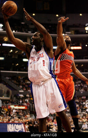 Los Angeles Clippers' tim thomas, gauche, pousses passé l'arom tendue de Golden State Warriors' baron davis au cours de la première moitié d'un match de basket-ball NBA à los angeles le mercredi 19 mars 2008. photo par francis specker Banque D'Images