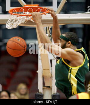 L'Oregon est Malik HAIRSTON se bloque sur la jante après tremper la balle contre le sud de la Californie pendant la seconde moitié d'un match de basket-ball men's College à Los Angeles le jeudi 12 février. 23, 2006. L'Oregon a gagné, 73-61, avec 18 points de notation hairston. photo par francis specker Banque D'Images