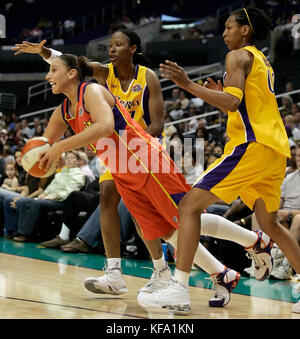 Phoenix Mercury's Diana Taurasi, gauche, fentes de passer autour de la défense de Los Angeles Sparks Chamique Holdsclaw, centre, et Murriel Page dans la première moitié d'un match de basket-ball des femmes à Los Angeles le vendredi 30 juin 2006. Photo par Francis Specker Banque D'Images