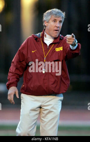 Pete Carroll, entraîneur-chef de football de Californie du Sud, dirige un entraînement avec son équipe à Los Angeles, lundi 2 janvier 2006. Les Trojans affrontent l'Université du Texas dans le match de championnat national au Rose Bowl mercredi 4 janvier. Photo de Francis Specker Banque D'Images