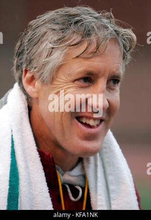 Pete Carroll, entraîneur-chef de football de Californie du Sud, sourit après un entraînement à Los Angeles, le dimanche 1er janvier 2006. Les Trojans affrontent l'Université du Texas dans le match de championnat national au Rose Bowl mercredi 4 janvier. Photo de Francis Specker Banque D'Images