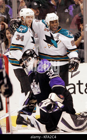 Patrick Rissmiller des Sharks de San Jose, à gauche, est félicité par son coéquipier Mike Grier, à droite, après avoir marqué un but devant le gardien des Kings de Los Angeles Dan Cloutier (39) lors de la deuxième période d'un match de hockey dans la LNH à Los Angeles le mardi 18 mars 2008. Photo de Francis Specker Banque D'Images