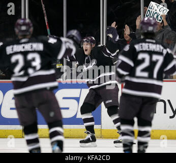 Anaheim Mighty Ducks' Jonathan Hedstrom de Suède, centre, célèbre un but par Samuel Pahlsson de Suède (pas sur la photo) avec ses coéquipiers François Beauchemin, gauche, et Scott Niedermayer en troisième période d'un match de hockey contre les Kings de Los Angeles à Anaheim, Californie le mardi, 4 avril 2006. Hedstrom et Niedermay ont été portés à l'aide sur le jeu comme les canards a gagné, 6-2. Photo par Francis Specker Banque D'Images