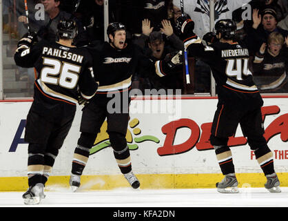 Rob Niedermayer des Ducks d'Anaheim, à droite, célèbre son but contre les nouveaux Louis Blues avec ses coéquipiers Samuel Pahlsson, à gauche, et Travis Moen, au centre, lors de la troisième période d'un match de hockey de la LNH à Anaheim, Calif, le samedi 15 mars 2008. Niedermayer a marqué deux buts dans la victoire des Ducks 5-2. Photo de Francis Specker Banque D'Images