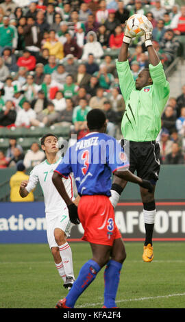 Le gardien de but d'Haïti Johnny Placide, à droite, saute en l'air pour récupérer une balle lâche alors que son coéquipier Parnel guerrier (3), et le mexicain Pablo Barrera (7) regardent pendant la première moitié d'un match de tournoi de football qualificatif olympique masculin de la CONCACAF à Carson, Calif, le dimanche 16 mars 2008. Photo de Francis Specker Banque D'Images