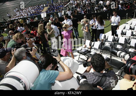 Victoria Beckham est assailli par les photographes à la présentation officielle de David Beckham aux Los Angeles Galaxy au Home Depot Center de Carson, CA, le 13 juillet 2007. Crédit photo : Francis Specker Banque D'Images