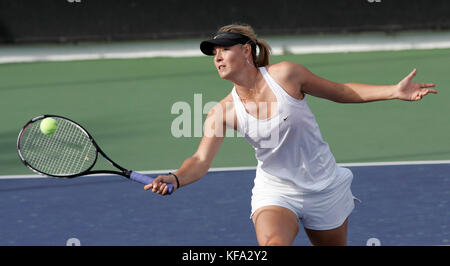 Maria Sharapova, de la Russie, frappe un coup droit pendant le duel dans le désert match d'exhibition au La Quinta Country Club de La Quinta, Californie le mardi 6 mars 2007. L'événement a été un collecteur de fonds pour le Programme national de la Ligue de tennis Junior. Photo par Francis Specker Banque D'Images