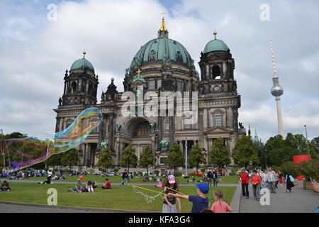 Bulle dans la place Berliner Dom - personnes ayant un repos près de la fontaine et de la cathédrale sur l'île des musées à Berlin. Banque D'Images