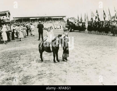 Scène à Mackay Showgrounds pendant la visite royale de la reine Elizabeth (6798440919) Banque D'Images