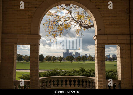 Detroit, Michigan - le siège social de General Motors dans le Renaissance Center, encadré par une arche dans le casino belle Isle. Banque D'Images