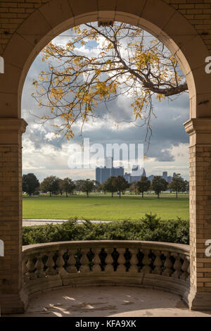Detroit, Michigan - le siège social de General Motors dans le Renaissance Center, encadré par une arche dans le casino belle Isle. Banque D'Images