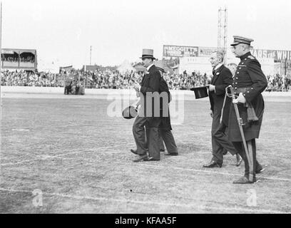 Cette image représente SAR le prince Henry, accompagné d'un VIP non identifié et du gouverneur général Sir Isaac Isaacs, lors d'un événement public, probablement un cérémonial ou un engagement officiel. Banque D'Images