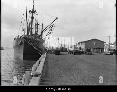 La photographie du 41337 Merewether Street Wharf offre une vue historique de ce quai à Newcastle, en Australie. Il illustre la structure et l'importance de la zone dans le transport maritime à la fin du XIXe siècle et au début du XXe siècle. Banque D'Images