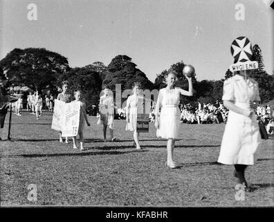 Un groupe de cadets de la Brigade de l'Ambulance Saint-Jean, une organisation qui se consacre à la prestation de premiers soins et de formation médicale. Cette image met en évidence leur participation à la formation sur le service communautaire et la préparation aux situations d'urgence. Banque D'Images