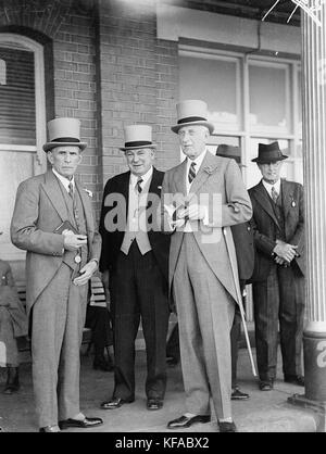 Cette photographie de la Sydney Cup 1937 à Randwick illustre la mode des hommes et des femmes présents à l'événement, reflétant les tendances de style de la fin des années 1930 L'image montre des vêtements élégants portés par les participants à ce prestigieux événement de course de chevaux. Banque D'Images