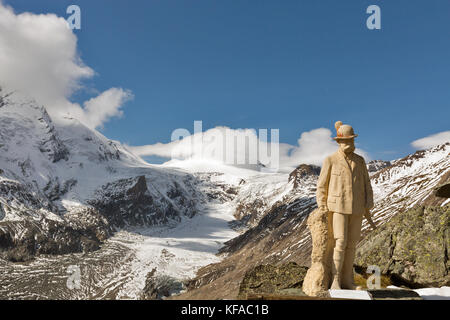 Le Grossglockner, Autriche - 23 septembre 2017 : statue de l'empereur François-Joseph i avec le point de vue de glacier grossglockner de montagnes en arrière-plan. g Banque D'Images