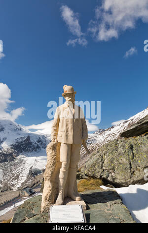 Le Grossglockner, Autriche - 23 septembre 2017 : statue de l'empereur François-Joseph i avec le point de vue de glacier grossglockner de montagnes en arrière-plan. g Banque D'Images