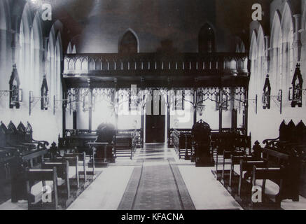 Cette image montre l'intérieur de la chapelle du mont Erin, une chapelle historique connue pour sa conception architecturale. La photographie met en valeur les caractéristiques de la chapelle, y compris son autel, ses bancs et ses vitraux. Banque D'Images
