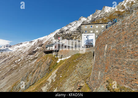 Le Grossglockner, Autriche - 23 septembre 2017 : visite de personnes non reconnu gletscher restaurant, boutique de souvenirs et de la plate-forme d'observation de l'empereur fran Banque D'Images