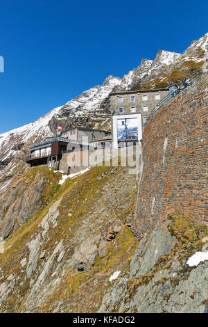 Le Grossglockner, Autriche - 23 septembre 2017 : visite de personnes non reconnu gletscher restaurant, boutique de souvenirs et de la plate-forme d'observation de l'empereur fran Banque D'Images