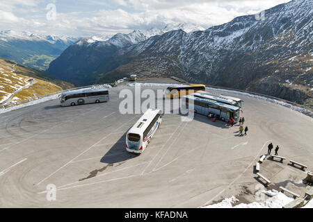 Le Grossglockner, Autriche - 23 septembre 2017 : coach parking des bus avec des touristes non reconnus et la plate-forme d'observation. dans la haute route alpine aust Banque D'Images