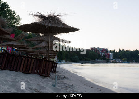 Nessebar, Bulgarie - 19 juin 2016 : soirée vue de la côte près de la nouvelle ville de Nessebar Hôtels. Banque D'Images