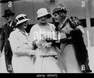 1105424 trois femmes étudiant le guide au Ascot races, Brisbane, 2 décembre 1933 Banque D'Images