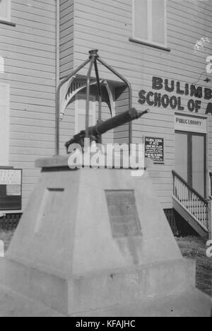 Le mémorial de guerre devant le bâtiment de l'École des arts de Bulimba, datant d'environ 1922, rend hommage à ceux qui ont servi en temps de guerre. Il se présente comme un hommage à l'histoire locale et au service militaire. Banque D'Images