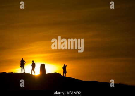 Les gens se rassemblent pour admirer le coucher de soleil sur Blackford Hill, Édimbourg Banque D'Images