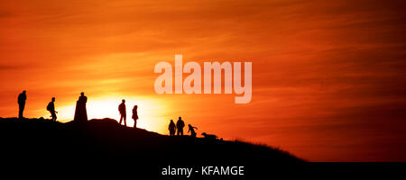 Les gens se rassemblent pour admirer le coucher de soleil sur Blackford Hill, Édimbourg Banque D'Images