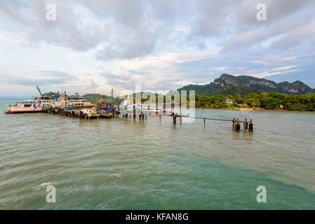 SURAT THANI, THAÏLANDE-AVRIL 24, Seatran Ferry Pier, grand quai des passagers à l'île de Koh Samui à Amphur Donsak, 25 avril 2017 en Thaïlande Banque D'Images