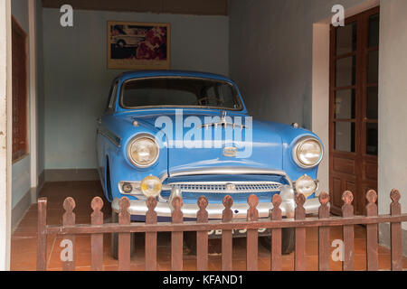 Le moine bouddhiste maintenant la voiture à la pagode de la dame céleste à hue vietnam - Chua Thien Mu Banque D'Images