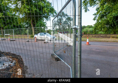 Une voiture passe sur le fil de la sécurité et des barrières de sécurité lors de travaux routiers. Nottingham, Angleterre, RU Banque D'Images