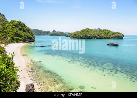 Portrait paysage naturel magnifique de la plage, de la jetée flottante, d'îles et de mer en été de ko Wua Talap viewpoint à mu ko ang thong nati Banque D'Images