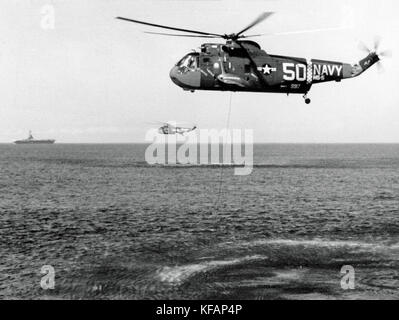 La marine américaine Sikorsky sh-3d'un hélicoptère Sea King, le déploiement de l'escadron anti-sous-marin Le AN/AQS-13 sonar trempé Banque D'Images