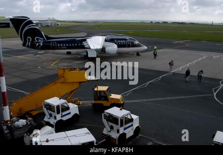 Un Titan Airways BAE 146-200 QC opérant pour le compte de EuroManx garé sur le tarmac avec passagers débarqués Banque D'Images