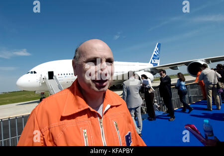 Claude Lelaie, Airbus Vice-président principal, Division de vol et membre de l'Airbus A380-841 avec équipage premier vol Airbus A380-841 stationnés sur l'ap Banque D'Images