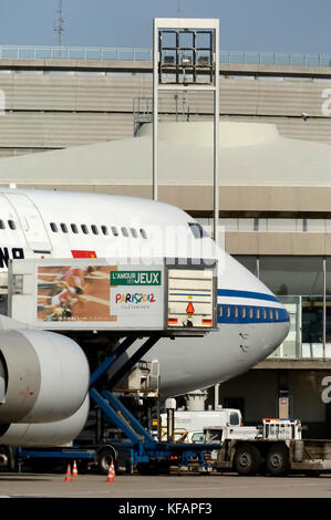 Garé au Terminal1 sur les délais d'exécution avec un camion commissariat avec une publicité pour la candidature olympique de Paris 2012 Banque D'Images