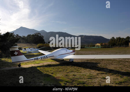 Un Hoffman H-36 Dimona, Robin HR-200/100, Dyn'Aero MCR-01 garé avec stockés Piper PA-28-236 Cherokee Dakota derrière Banque D'Images