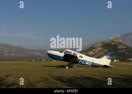 Un engineless Piper PA-28-236 Cherokee Dakota stockés Banque D'Images