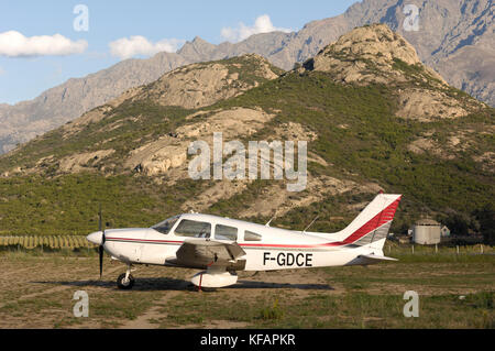 Un Piper PA-28-181 Cherokee Archer garé Banque D'Images