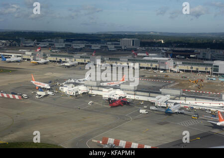 Flybe BAE 146-300 hôtel particulier en livrée spéciale avec l'Ukraine International Airways Boeing 737, Bombardier DHC 8 et easyJet Airbus A319 stationné sur le Sou Banque D'Images