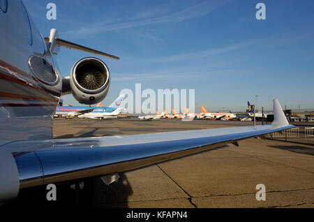 Fine pointe de l'aile, un comme Honeywell-907-1-1A moteur avec easyJet Airbus A319-100s, TUi 767-200, un Cessna 750 et Cessna 441 Citation une conquête p Banque D'Images