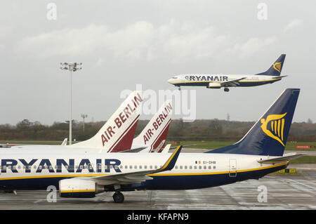 La queue des Boeing 737-800 de Ryanair et Air Berlin 737 avec un 737-800 l'atterrissage derrière Banque D'Images