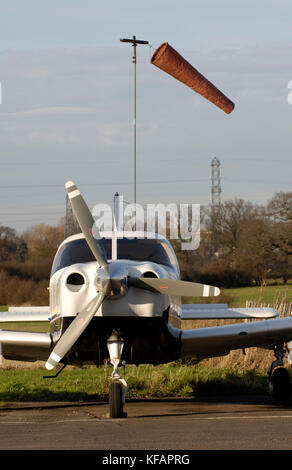 Un Piper PA-28-181 Cherokee Archer 3 / III garé avec le vent derrière Banque D'Images