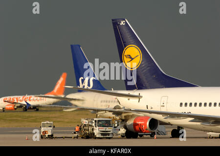 Queues d'une DLH Lufthansa Boeing 737-530, l'Allemagne et SAS 737 garé avec easyJet Boeing 737 roulait derrière Banque D'Images