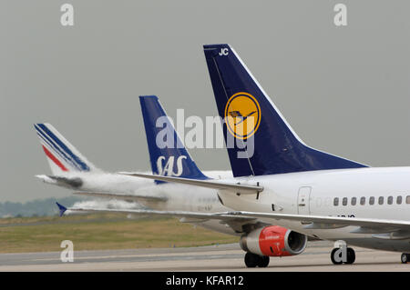 Queues d'une DLH Lufthansa Boeing 737-530, l'Allemagne et SAS avec Boeing 737 Boeing 747 AirFrance taxiing derrière Banque D'Images